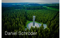Lörmecketurm in der Stadt Warstein aus der Luft betrachtet