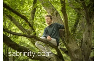 Junge im Baum