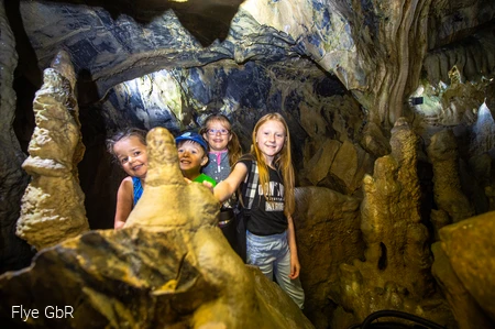 Kinder in der Tropfsteinhöhle
