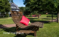 Entspannen im Garten am Hotel Waldhaus